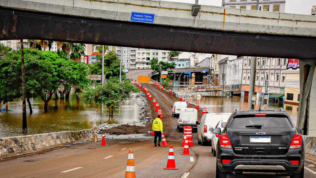 Estrada improvisada é utilizada exclusivamente para ajuda humanitária.Estrada improvisada é utilizada exclusivamente para ajuda humanitária.