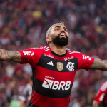 Gabigol comemora com a torcida