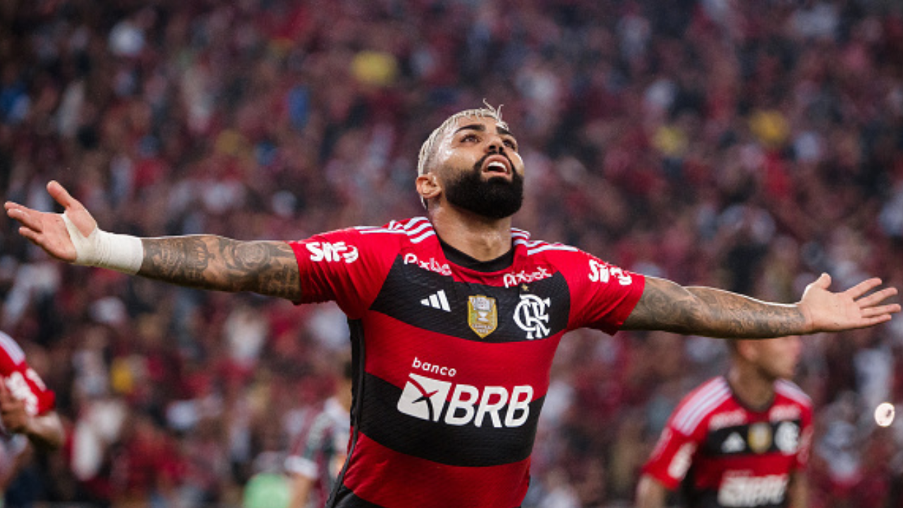 Gabigol comemora com a torcida