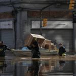 Inundações no centro historico de porto alegre, pessoas usam barco para acessar ruas