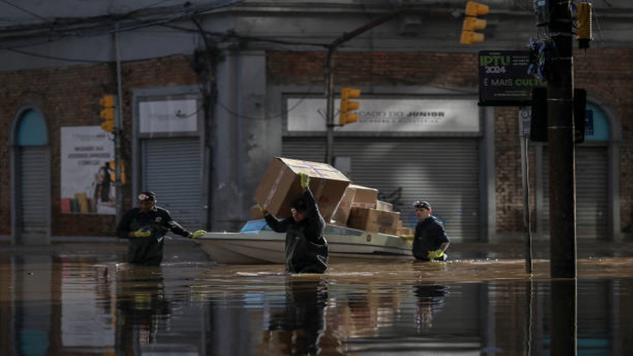 Inundações no centro historico de porto alegre, pessoas usam barco para acessar ruas