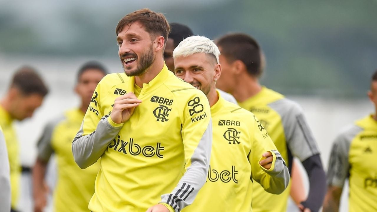 Viña e Arrascaeta treinando antes da partida contra o Millonarios