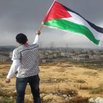 Legenda: Homem apoiando a Palestina (Foto: Reprodução/Unsplash)