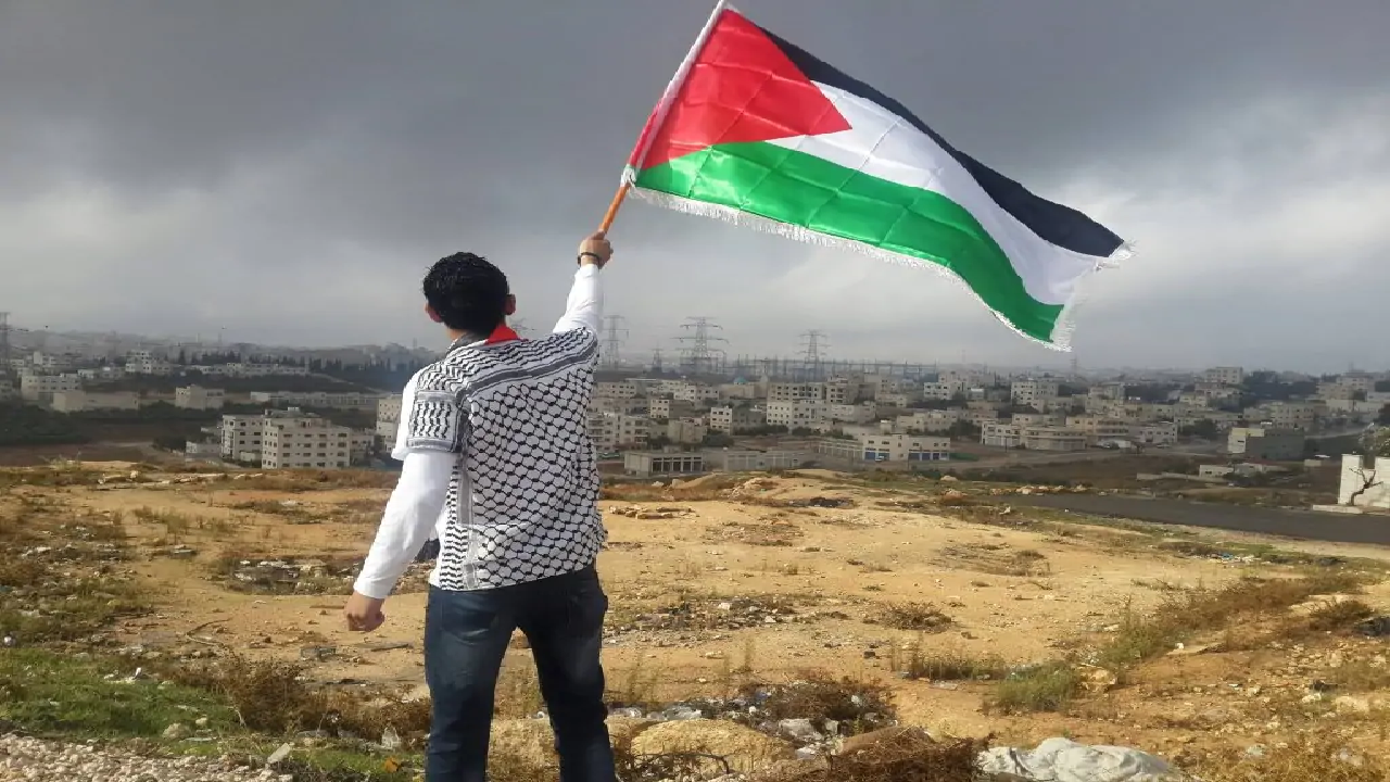 Legenda: Homem apoiando a Palestina (Foto: Reprodução/Unsplash)