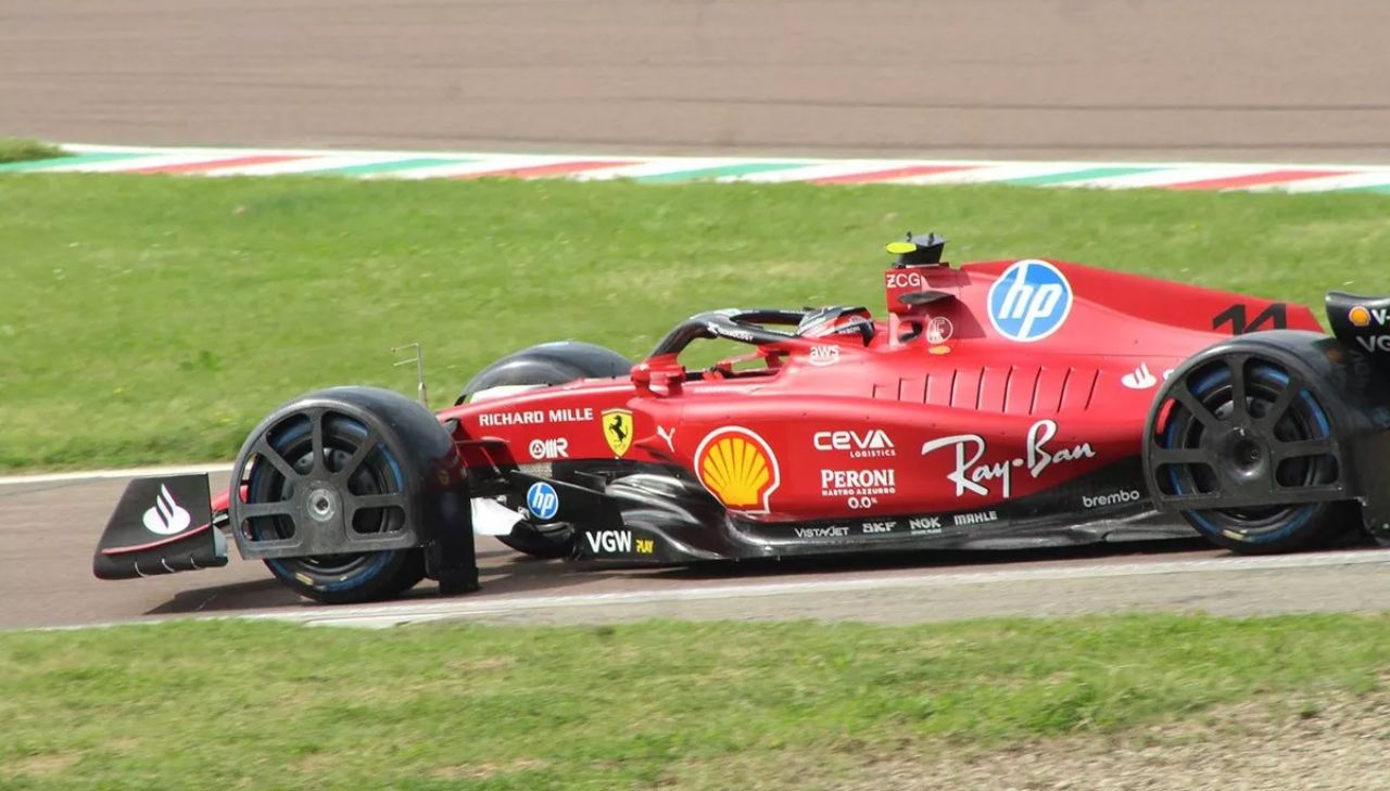 para-lama no pneu no carro da Ferrari