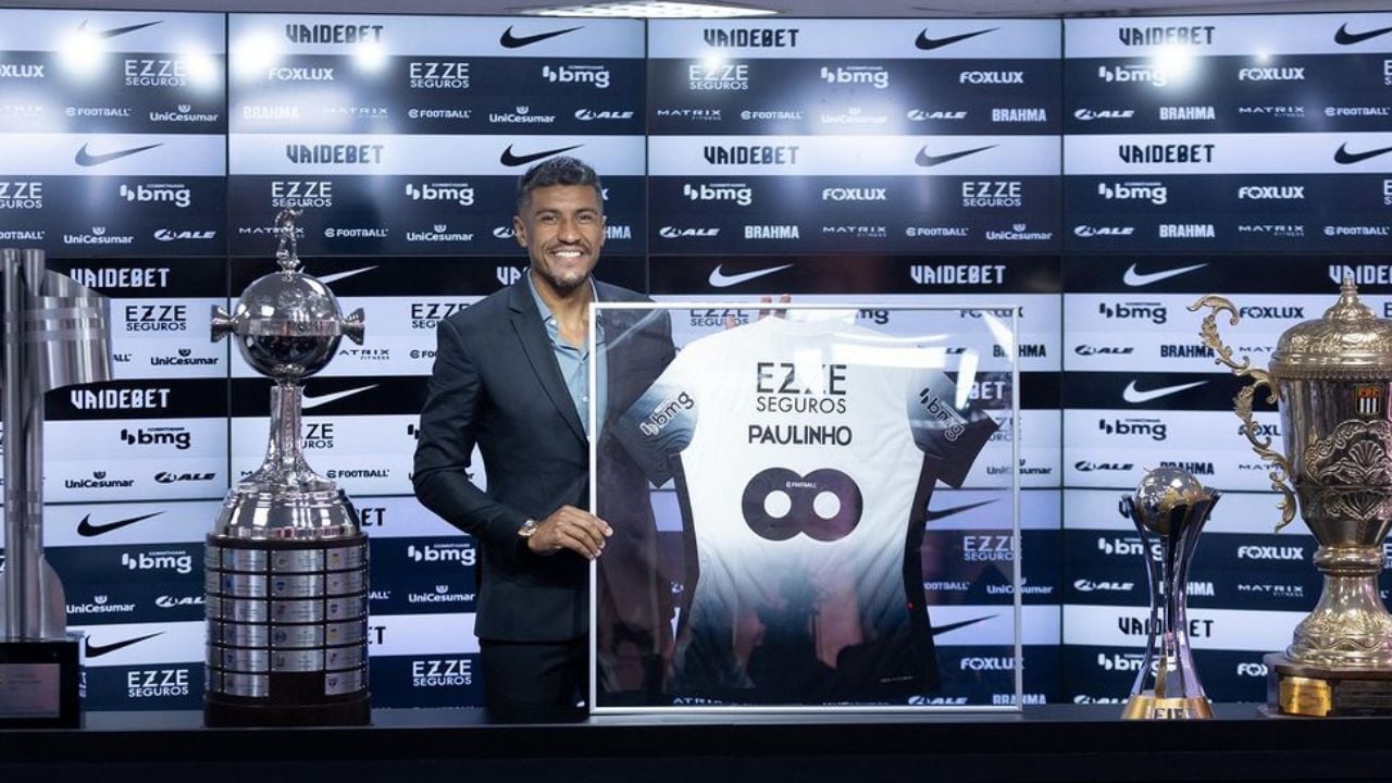 Paulinho sendo homenageado com a camisa