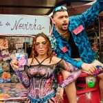 Anitta ao lado de Pedro Sampaio no videoclipe de "No Chão Novinha"