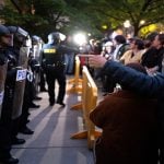 policiais e manifestantes na universidade de chicago