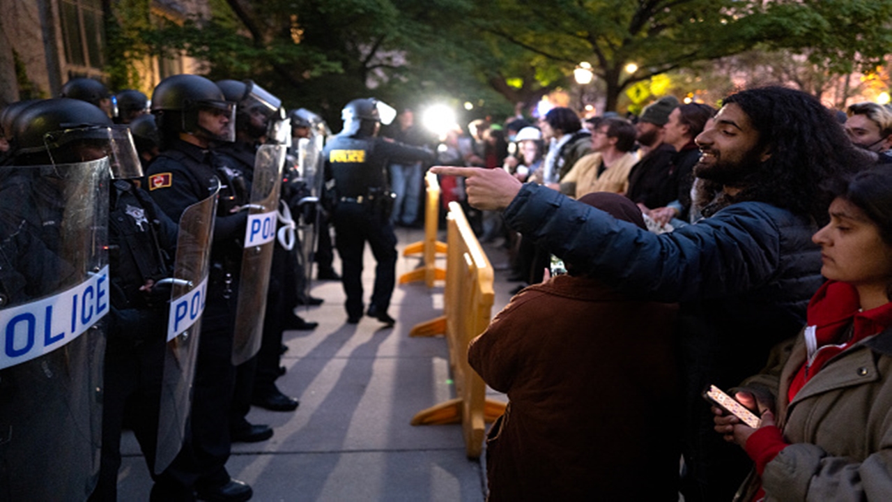 policiais e manifestantes na universidade de chicago