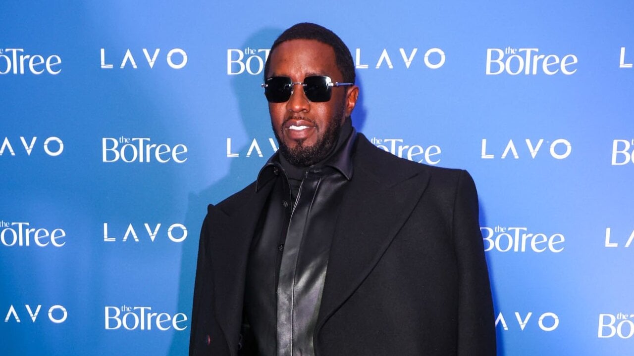 Sean Diddy posando com terno preto