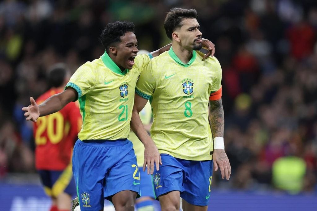 Endrick e Lucas Paquetá durante um amistoso