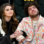 Selena Gomez responde críticas ao namoro com Benny Blanco (Reprodução/Getty Images/Allen Berezovsky)