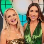 Eliana e Patrícia Abravanel posam sorridentes. A apresentadora tem o cabelo loiro solto e usa um vestido dourado sem alça. A filha do empresário Silvio Santos usa um vestido verde brilhante com decote em V.