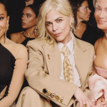 Anitta e Selma Blair no desfile da Schiaparelli