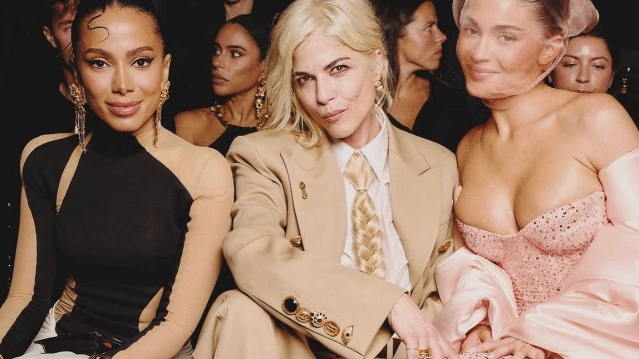 Anitta e Selma Blair no desfile da Schiaparelli