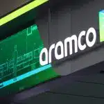 Painel com logo da empresa Saudi Aramco