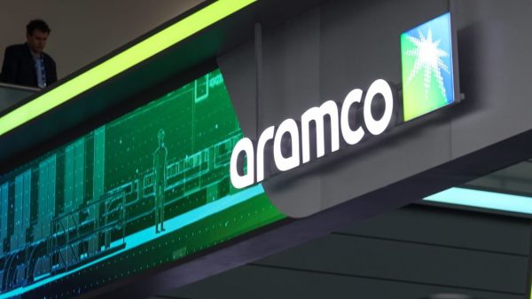 Painel com logo da empresa Saudi Aramco