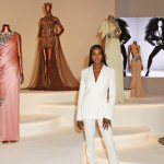 Naomi Campbell faz exposição de looks icônicos no V&A