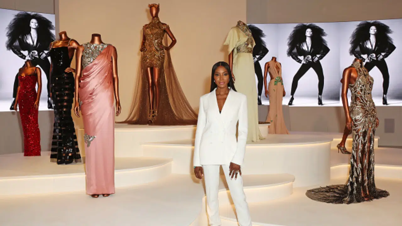 Naomi Campbell faz exposição de looks icônicos no V&A