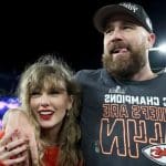 Taylor Swift e Travis Kelce comemorando vitória do Chiefs no Super Bowl