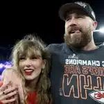 Taylor Swift e Travis Kelce comemorando vitória do Chiefs no Super Bowl