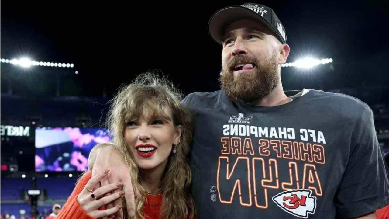 Taylor Swift e Travis Kelce comemorando vitória do Chiefs no Super Bowl