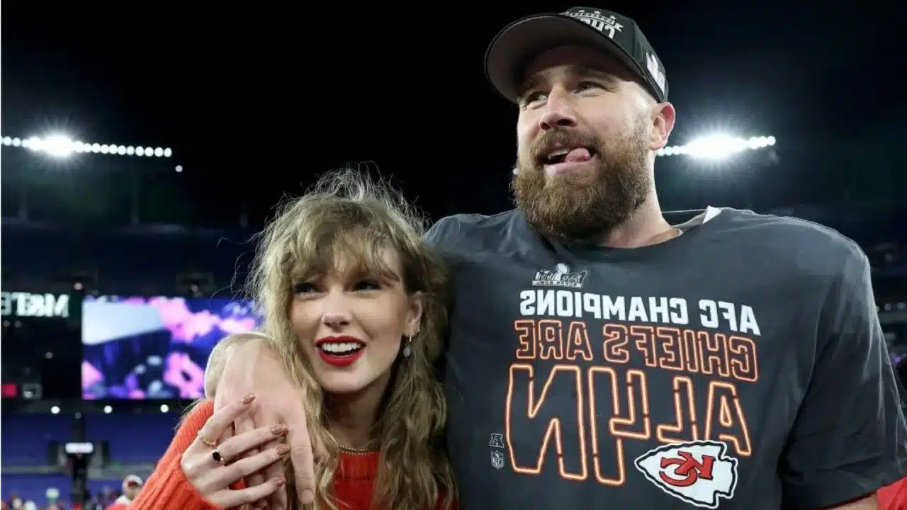 Taylor Swift e Travis Kelce comemorando vitória do Chiefs no Super Bowl