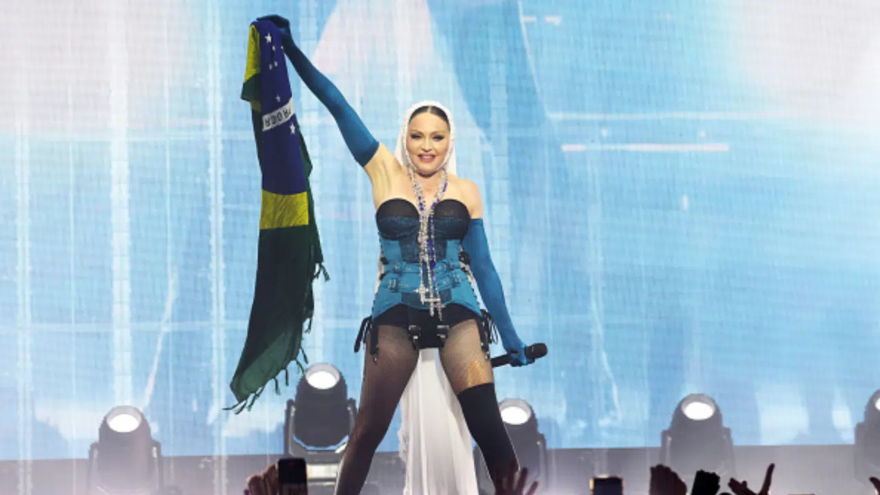 Madonna mantém unhas Brazilcore nas unhas