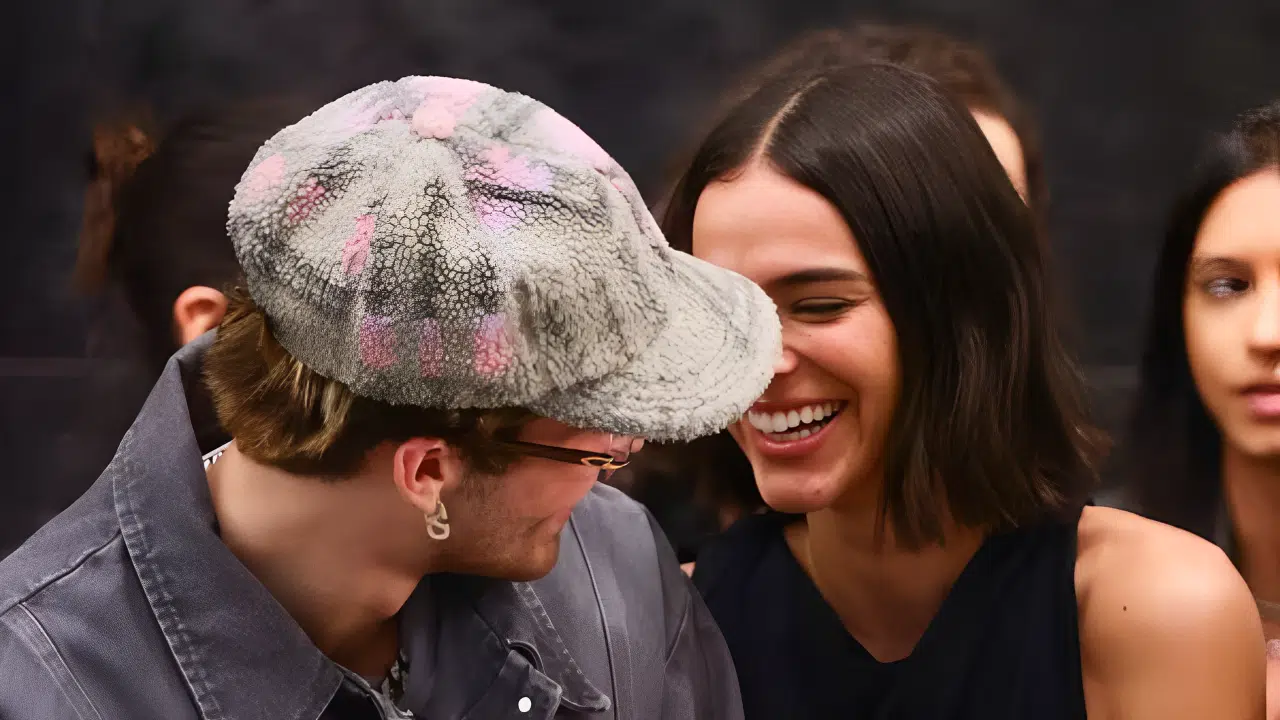 Bruna Marquezine e João Guilherme em desfile de Shasha Meneguel