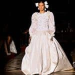 look de encerramento do desfile, o vestido de noiva acompanhado por um laço na cabeça