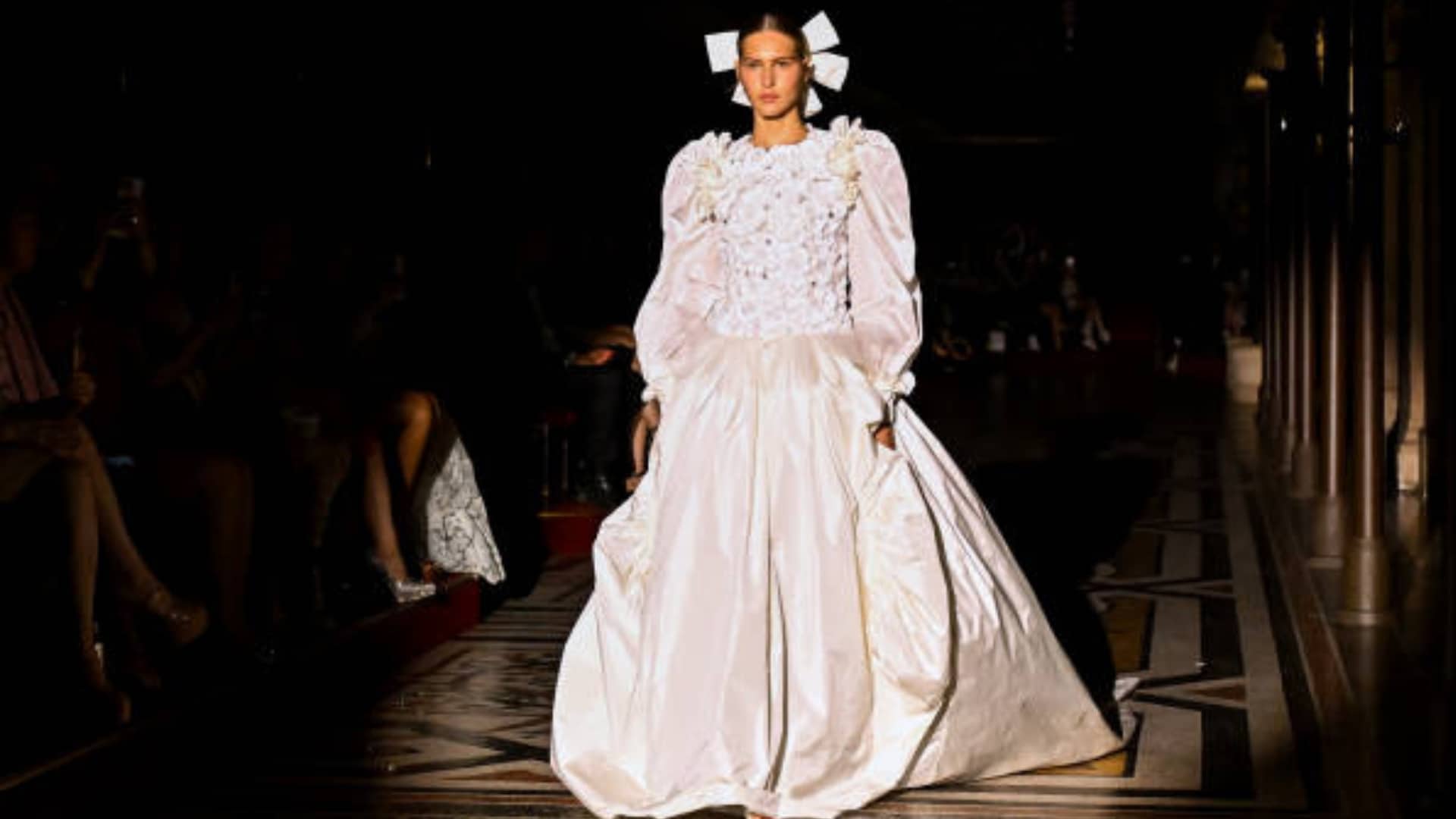 look de encerramento do desfile, o vestido de noiva acompanhado por um laço na cabeça