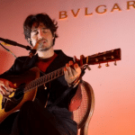 Tiago Iorc se apresentando no evento da Bvlgari