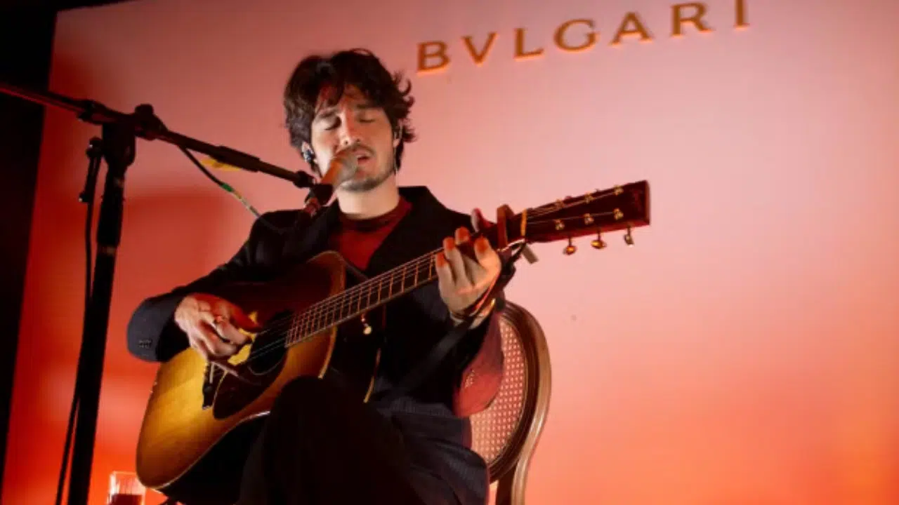 Tiago Iorc se apresentando no evento da Bvlgari