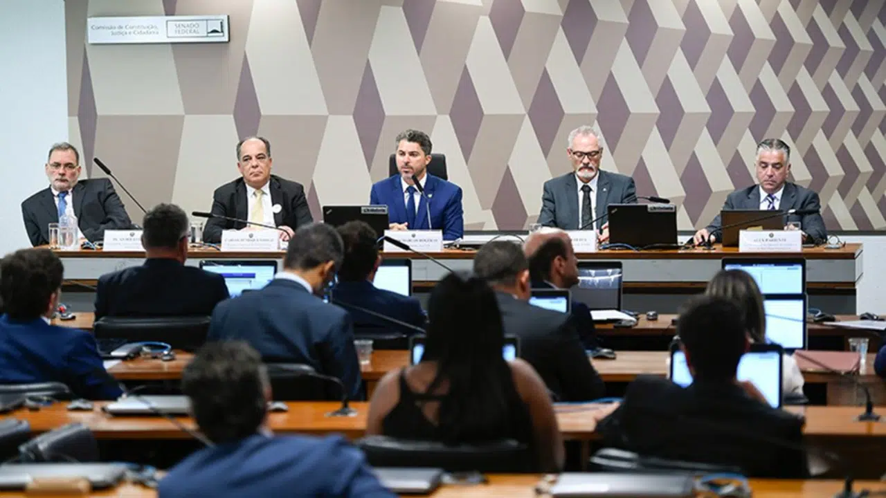 debate em comissão no Senado