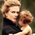 Nicole Kidman e filha encantam fãs durante desfile em Paris