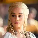 Emilia Clarke como Daenerys Targaryen