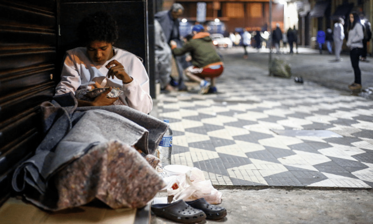 Entenda o projeto que prevê multa para quem doar comida a moradores de rua em SP