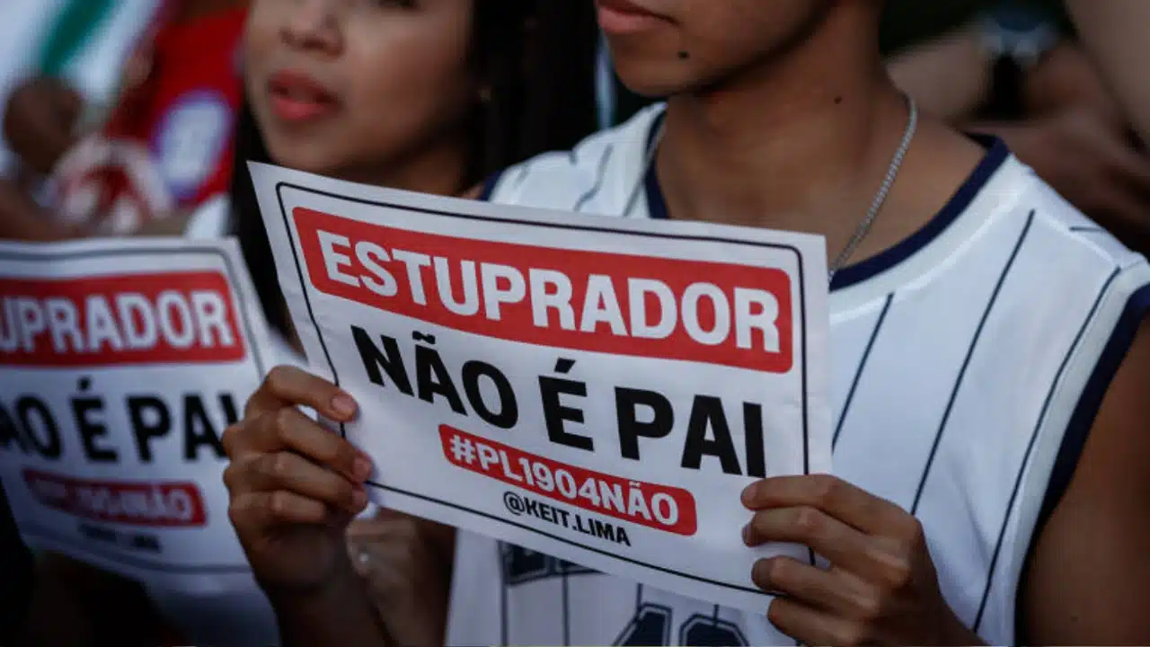 Manifestantes-protestam-na-Avenida-Paulista-contra-PL-do-Aborto