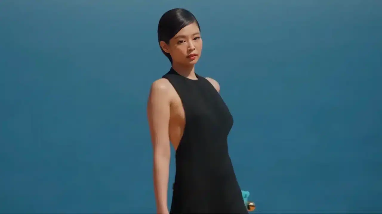 Cantora Jennie Kim desfilando no último desfile da Jacquemus