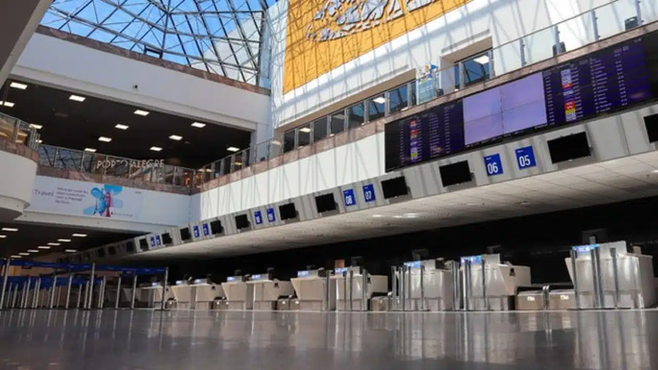 Foto destaque: terminal do aeroporto internacional Salgado Filho (reprodução/X/@mporoficial)