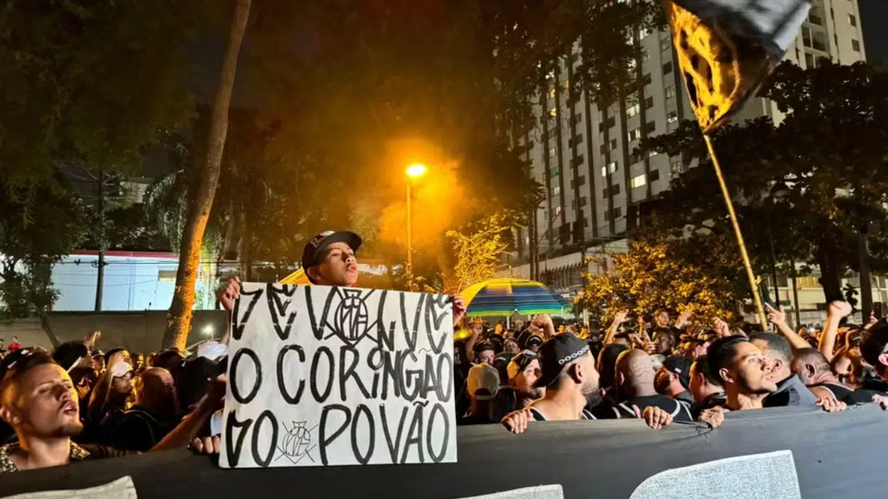 Torcedores do Corinthians fazem manifestação