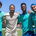 Neymar reencontra colegas da seleção em treino