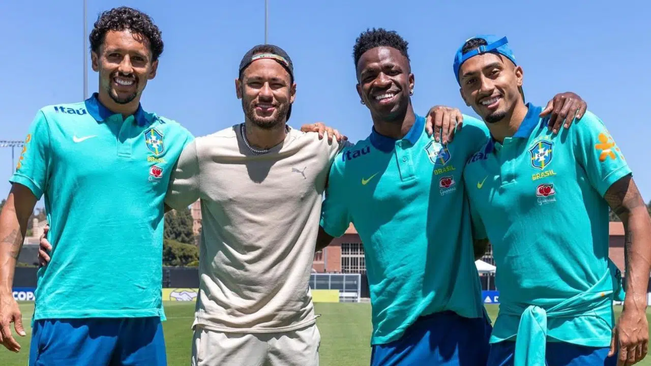 Neymar reencontra colegas da seleção em treino