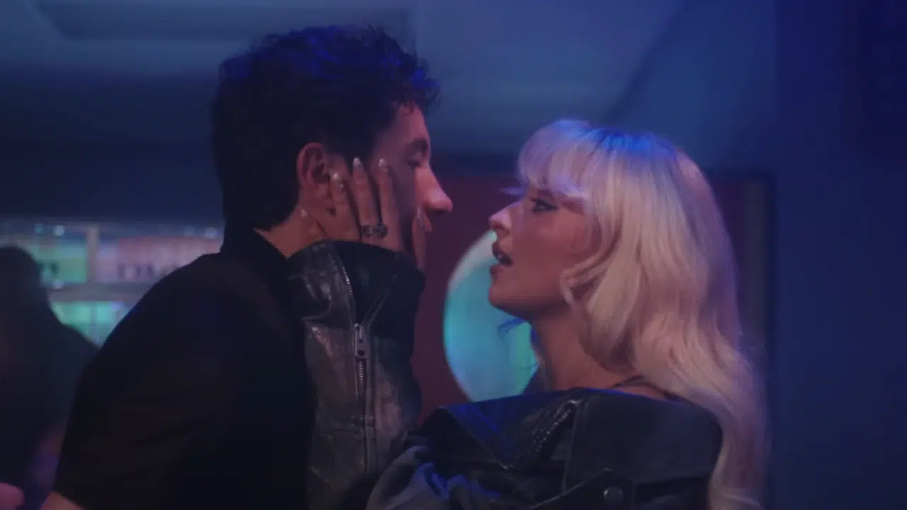 Sabrina Carpenter e Barry Keoghan em uma das cenas do clipe (Reprodução: Youtube/Sabrina Carpenter)