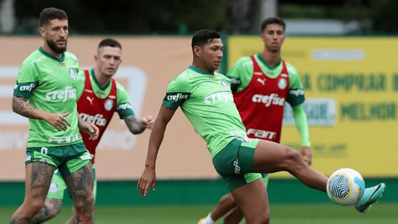 Jogadores do Palmeiras no treino antes da partida contra o Fortaleza