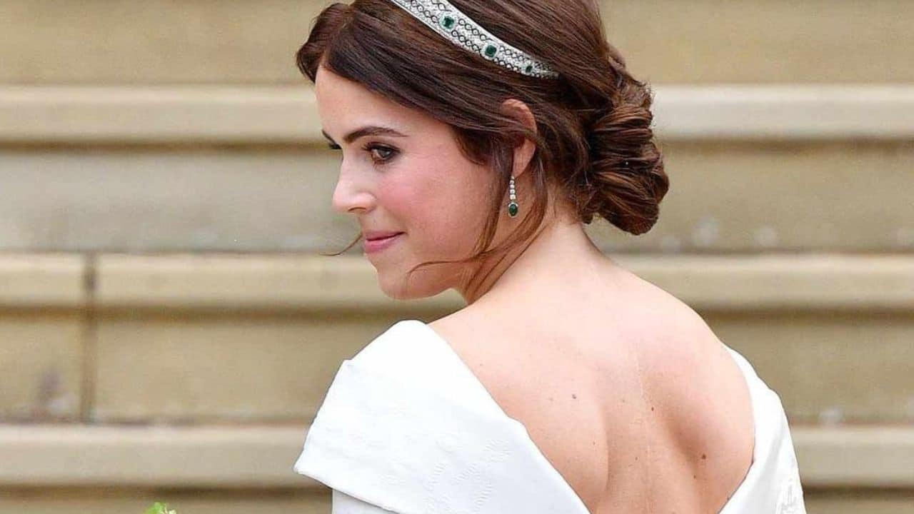 Princesa Eugenie, neta da Rainha Elizabeth II, promove conscientização sobre escoliose