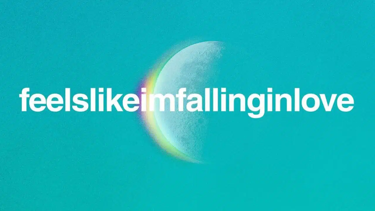 Fundo azul com uma lua e na frente a frase "feels like im falling in love", tudo junto, em letras brancas.