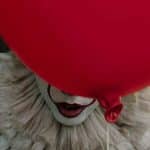 Pennywise atrás de um balão vermelho