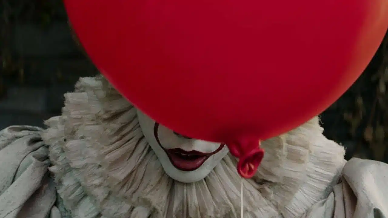 Pennywise atrás de um balão vermelho