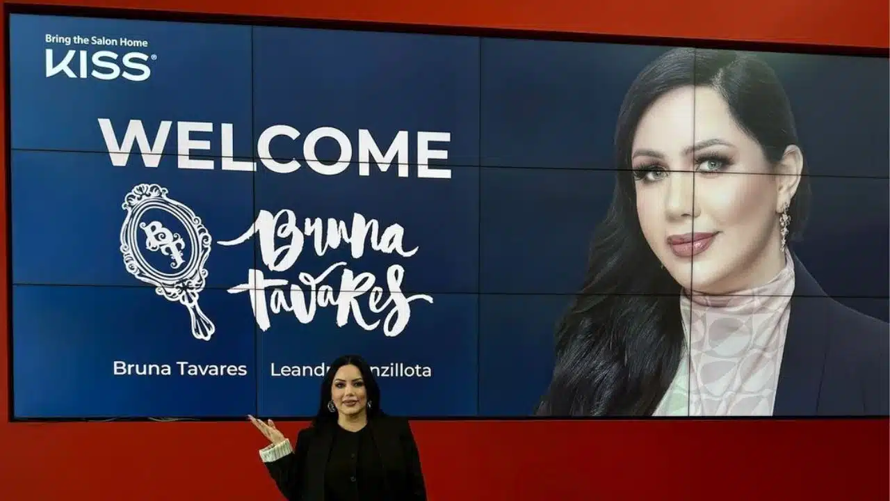 Bruna Tavares em frente a placa de boas vindas preparada pela empresa Kiss New York